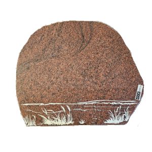 Piemineklis sarkans laukakmens ar vārpas gravējumu G/NR.16