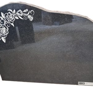 Piemineklis granīta ar rozes gravējumu G/SK-01/2026